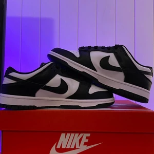 Nike dunk panda - Svartvita dunks i storlek 41 för ett riktigt bra pris så passa på nu inför våren!!🌼🐼🌿 Kan mötas runt karlstad, annars står köparen för frakten😁✌️ Fler storlekar finns!