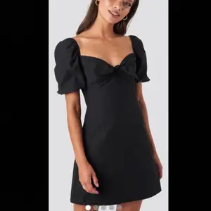 Säljer denna supersnygga klänning från NA-KD. Storlek 36 men ganska liten i storleken. Använd endast 1 gång, nyskick. Skriv privat för fler bilder💓 KÖPAREN STÅR FÖR FRAKTEN