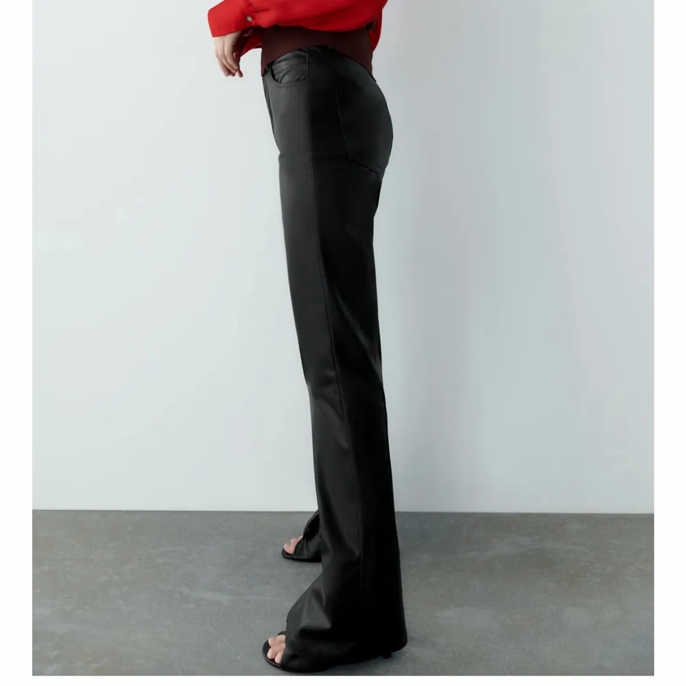 Säljare mina helt oanvända skinnbyxor från Zara med slits. Säljer pga att de inte kommer till användning. De är i storlek 36 och jag är 171cm lång och de passar perfekt💓 . Jeans & Byxor.