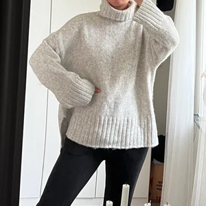 Stickad tröja - Mysig ljusgrå stickad tröja, helt ny💙💞 (har vanligtvis M ung)