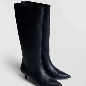 Cowboy boots  - Svarta stövlar från Gina! Aldrig använda, strl 36 säljer pga att de är lite små för mig, går absolut att få på sig men brukar annars ha strl 37. Slutsålda på hemsida ordinarie pris 599