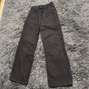 Svarta jeans med rakpassform från NA-KD. 👖Strl: 36 (S) 🛍Skick: Fint skick 💸Nypris: 449 kr 📦Köparen står för frakten, 66 kr