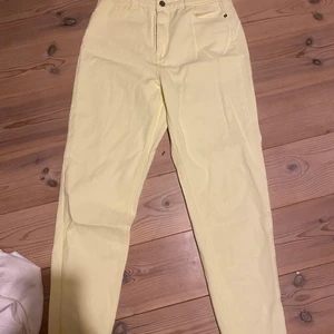 Snygga fräscha gula jeans till sommaren  - Helt nya och oanvända jeans från missguided i storleken EU 40, dock enligt mig lite mindre i storleken. Säljes på grund av för små i storleken. 