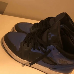 Jordans  - Säljer pgr av att dem blivit för små😭😭! I storlek 38! Köpta för 2009kr förra året i mars! Säljer för 600kr!!!! ÄKTA! Frakten ingår! Creasade men inte grovt! 