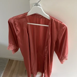 Satinrock - Fin rosa färg, härligt material i satin. Knappt använd.