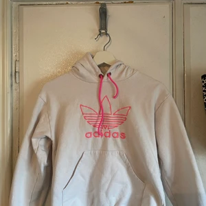 Adidas hoodie. - En jätte fin Adidas hoodie med rosa detaljer. Storlek s,pris kan absolut diskuteras ❤️