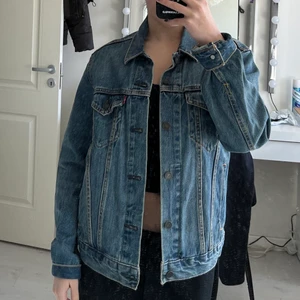 Denim jacka - Denimjacka från Levis! Jättefint skick, ser nästan oanvänd ut och funkar på XXS-XS för en oversized look🌟 köpare står för frakt 💕