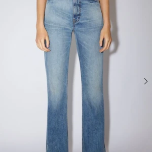 Acne Studios Bootcut till pangpris - Ny jeansmodell från Acne Studios sedan i våras. Supersnygg modell, Bootcut fit. Endast använd ett fåtal gånger, säljer dem pga att de blivit för små. Strl 25/32. Nypris 2700 sek. Säljer för 1700 sek. Köparen betalar frakten. Inga defekter.