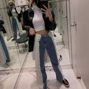 Jeans  - Säljer dessa snygga jeansen från Bershka, orginaltrogen pris 400kr, säljer för 200kr då dem är helt felfria och i princip inte används mer än en gång💕 är 175 cm och går över fötterna på mig. Sitter perfekt runt båda midja och höfter 