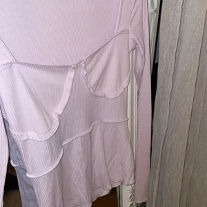 Rosa topp - Långärmad rosa tröja med fina strukturer och volanger