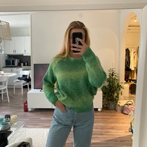 Grön stickad tröja - Grön stickad tröja i superskönt material. Sparsamt använd - den är inte nopprig eller liknande. Storlek M men mer som en S