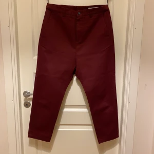 HOPE byxor, Was trouser - Vinföda Was trouser från HOPE, Strl 36, sparsamt använda, djur och rökfritt hem. 100% bomull, köparen står för frakt som tillkommer beroende på hur det skickas