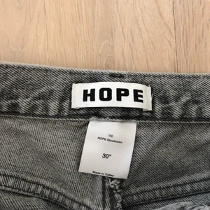 Hope - Dessa trendiga Hope rush denim. Perfket passform för killar. Midja 30. Ordinarie pris 1400kr, skick 9/10. FÖRST TILL KVARN. Exl frakt😃
