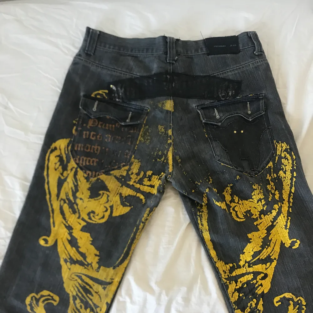 Svin coola jeans med gult tryck bak från raw blue ganska stora i midjan så det blir svin snyggt med skärp midjemått-90cm innerben-74 ❤️ ! KÖP DIREKT för 700 !. Jeans & Byxor.