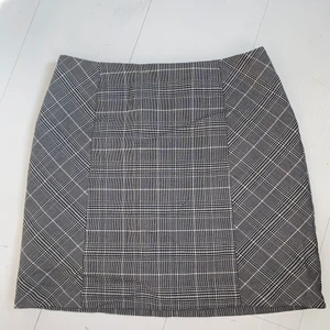 H&M - Rutig kjol - Extremt fin rutig kjol från H&M. Säljer då den är i fel storlek för mig. Nyskick. Storlek 36, passar både XS och S.