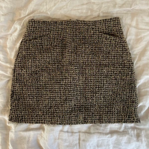 Kjol från Mango - Superfin kjol från mango! Har gått upp lite i ena kanten men det är inget som syns!      !!!KOLLA MIN BIO INNAN NI SKRIVER T MIG!!!