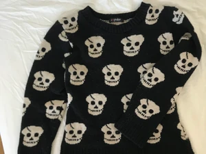 DÖSKALLE TRÖJA - Stickad svart tröja med döskallar på köpt secondhand!❤️