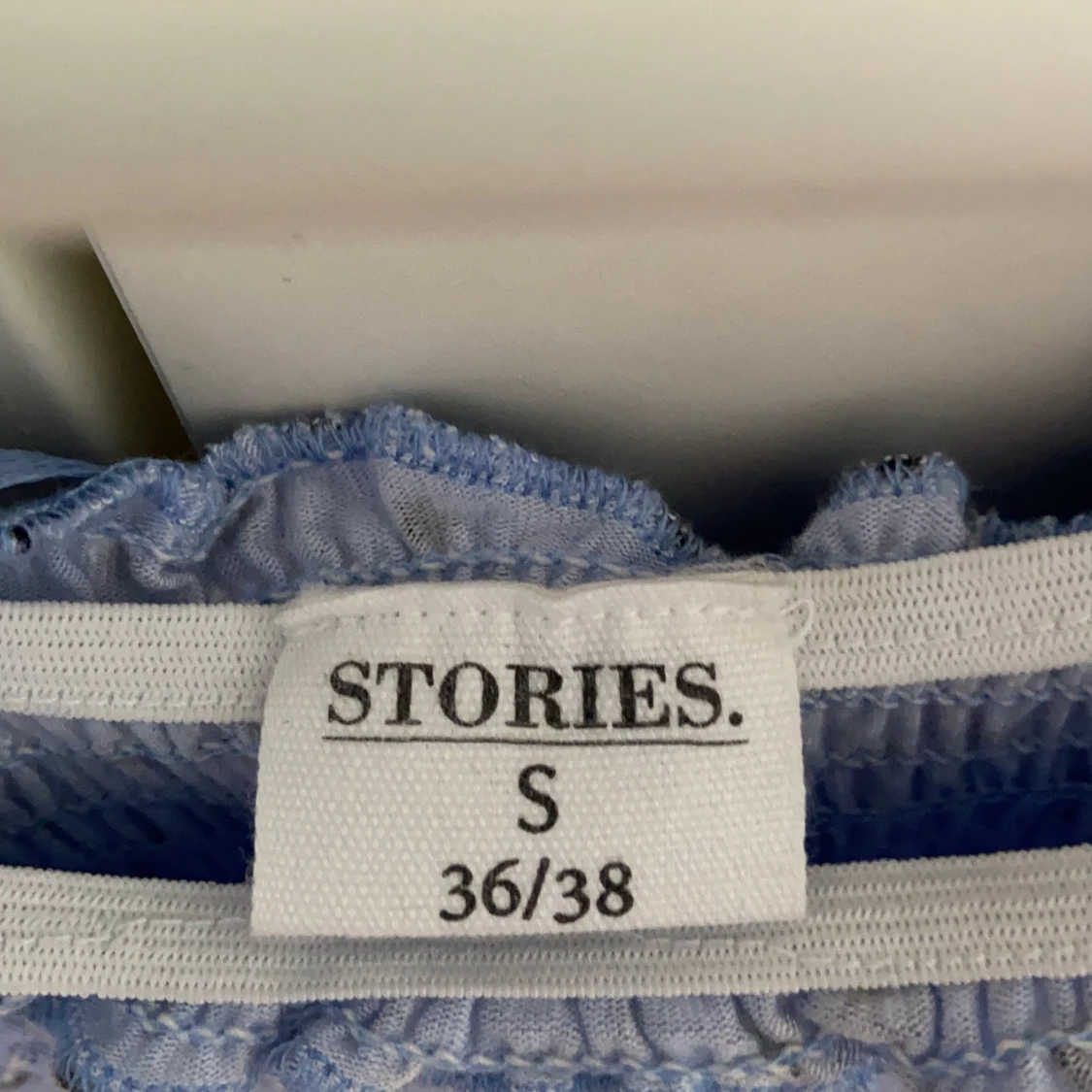 En blå blommig klänning  - 91