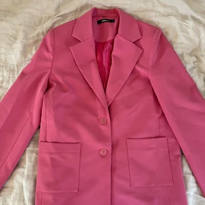 Oversized blazer - Superhärlig blazer från Gina Tricot! Knappt använd. Är i storlek 34, men är ändå väldigt oversized så skulle säga att den passar S-M beroende på hur man vill att den ska sitta.
