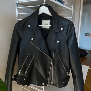 Skinnjacka - Fint skick, använd fåtal gångar. Säljer pga aningen för liten. Storlek M, ganska liten i storleken så mer som en S. Ursprungpris 469kr, säljer för 290kr 