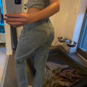 Ett par snygga Levis jeans i storlek W27 L32 Tyvärr lite stora för mig i midjan men längden är ganska så bra och är 169 cm 💕(super skick!! Som oanvända) 