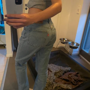 Midrise Levis Jeans - Ett par snygga Levis jeans i storlek W27 L32 Tyvärr lite stora för mig i midjan men längden är ganska så bra och är 169 cm 💕(super skick!! Som oanvända) 