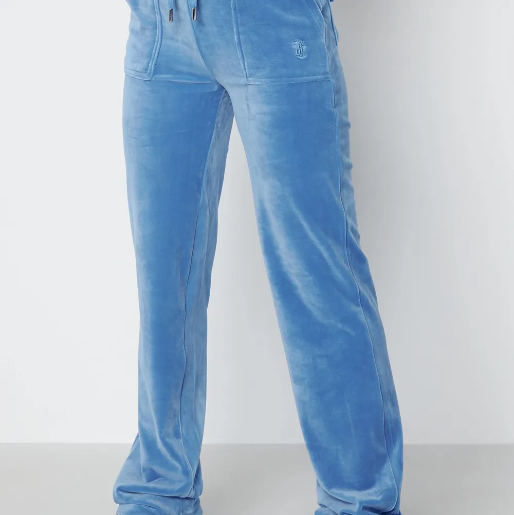 Söker dessa Juicy byxor i XS! Max 700 kr skriv om du har ett par du vill sälja🥰. Jeans & Byxor.