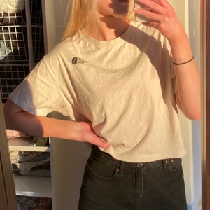 T-shirt  - Snygg T-shirt från The north face❣️❣️ STÅR DET INTE SÅLD PÅ ANNONSEN FINNS DEN FORTFARANDE KVAR 😊