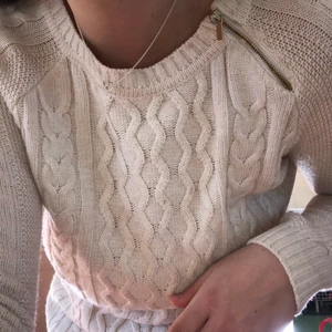 Stickad klänning - Stickad klänning från Hamton Republic, storlek S/M. Den slutar ovanför knäna. Fin kvaliten och inte see through. 🥳🌷🌸🤗