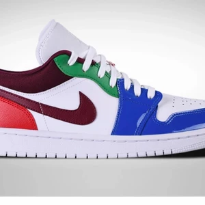 Jordan 1 low  - Säljer mina jordans pga att känner att jag inte har så mycket användning för dom nu när jah har nya, de är lite smutsiga men kommer att tvätta både banden och skon innan jah skickar iväg dom så att dom ser ut som nya. Det är äkta och köpta från zalando