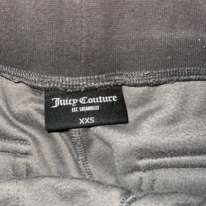 Hej  - Juicy contour set byxorna är storlek xxs och jackan är storlek XS 