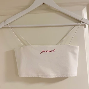 CROPTOP! - En vit croptop med texten ”proud” i rosa/lila i stl xs från NLY TREND