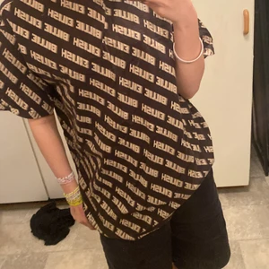 tröja - billie eilish tröja från h&m, väldigt mjuk och sitter bra, köparen betalar frakten