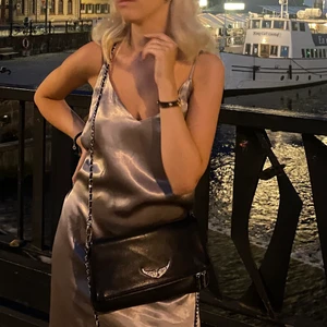 Hm  - Säljer min satinklänning från H&M, stl XS😍😍 Köparen står för frakten! 