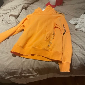 S  - Hej nu säljer jag min hoodie har aldrig använt den köpte den för 1100kr säljer den nu för 500kr 