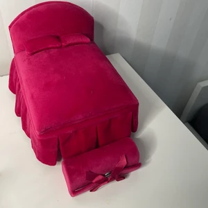 Smycke säng  - Den här smycke sängen är så skit finttttt asså de liknar som en riktig säng allt detaljer och sånt😱😍❤️ en rosa vacker smycke säng som finns spegel i och mycket rum för smycken och den lilla är till exempel som en soffa bänk eller nåt sånt och man kan lägga ring där inne också fast materialet är skit könt👌🏻💖 men det finns bara en liten smuts på den som man inte kan få bort men det är inte stort grej för det syns knappt så aa👍🏻❤️❤️ 
