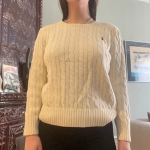 Ralph lauren tröja - Kabelstickad krämvit tröja från Ralph lauren, storlek xs men är lite kort i armarna för mig som är 160cm