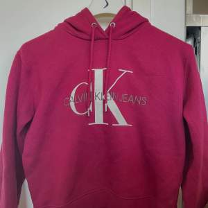 Vinröd Calvin Klein hoodie från jonhells. Bra skick då jag använt den ett fåtal gånger. 
