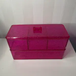 Den här fina rosa glittrig smycke lådan e så fin och man kan lägga så mycket smycken men inte bara smycken till exempel som nagel saker, nagellack, pennor, tofs, smink och annat saker💖💖 ser helt ny ut och inget fel på den👌🏻 frakten ingår 