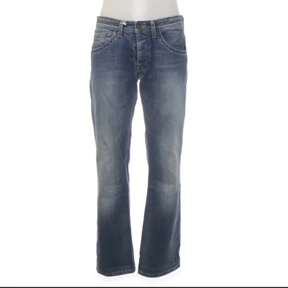 Blåa bootcut/straight jeans från sellpy. De är förstora för mig så kan tyvärr inte skicka bilder på men fråga bara om det är något du undrar över! Midjemåttet är 84cm💞 Pris går att diskutera. Jeans & Byxor.