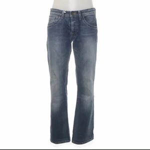 Lågmidjade bootcut jeans - Blåa bootcut/straight jeans från sellpy. De är förstora för mig så kan tyvärr inte skicka bilder på men fråga bara om det är något du undrar över! Midjemåttet är 84cm💞 Pris går att diskutera
