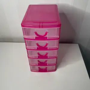 Det här är en rosa smycke låda och finns 5 lådor som du kan lägga skit mycket smycken eller något annat o till exempel som tofs, liten spegel, örhänge, halsband, ring och något annat…👌🏻 helt perfekt och inget fel på den ser ut som en ny köpt. Frakten ingår 