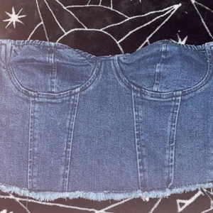 Snygg jeans topp från Gina! - Jag köpte denna i somras men såg inte att det var för liten kupa, så den kom aldrig till användning. Men den är super cool och kan has på fester eller andra tillfällen! ❤️ kupan är runt a kupa (ni kan se på bilderna). Den som köper står för frakt 💕