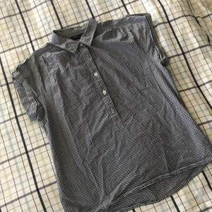 En vit&svartrutig blus/skjorta från Lindex! Köpt Second Hand, används endast en gång sedan dess. Sjukt bra skick! Kontakta för frågor