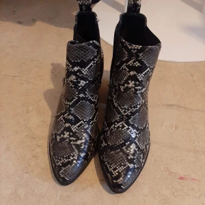 Skor  - De här skorna är aldrig använd.  Säljer de för det passar inte mig 