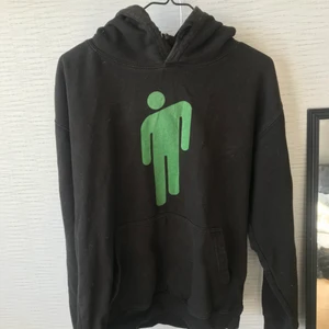  Billie Eilish World tour  - Köpt på festival! Går inte att köpa i efterhand men säljer nu min. Trasig vid ena snöret i luvan men inget märkvärdigt! 