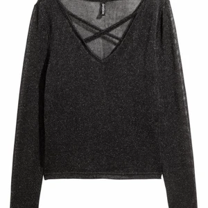SVART LÅNGÄRMAD TRÖJA  - Svart Långärmad glittrig tröja i tunt material med öppen snörning fram. Endast använd 1 gång. Hör av dig om du är intresserad😊