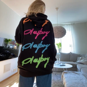 Playboy x missguided  - Playboy x missguided hoodie som sitter snyggt oversized, lite nopprig. Står ingen storlek men skulle gissa på M/L ❤️