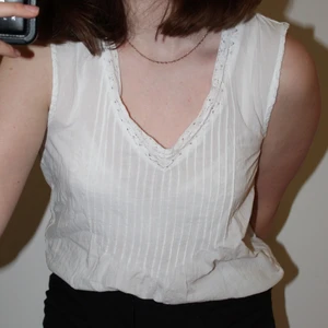 Vitt Linne - L.O.G.G. Från H&M, fint vitt linne med söta detaljer och lace krage. Lite genomskinlig. Storlek 34/S