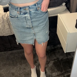 Jeanskjol  - Som nytt, aldrig använd. Priset går att diskutera då jag vill få bort allt och även fraktkostnad bestäms med tiden.